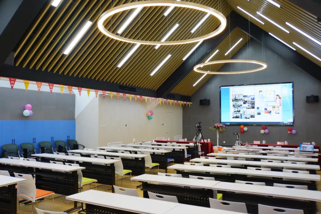 “獎(jiǎng)杯凝聚千鈞力，開啟文化新紀(jì)元”——記“感動(dòng)課堂”剪彩、“感動(dòng)講師”授予暨年度評(píng)優(yōu)頒獎(jiǎng)活動(dòng)